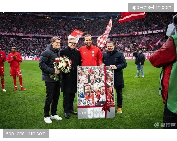 拜仁慕尼黑全队抵达马德里,凯恩出席赛前发布会状态轻松