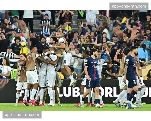 花絮：皇马赛前热身，贝林厄姆与琼阿梅尼比拼中圈超远距离吊射。