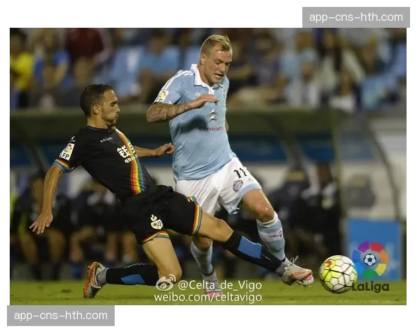 镜头捕捉：看台上的西班牙国王费利佩六世为塞尔塔的精彩配合鼓掌